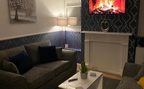 Cosy 3 Bedroom House, Free Parking & Wifi